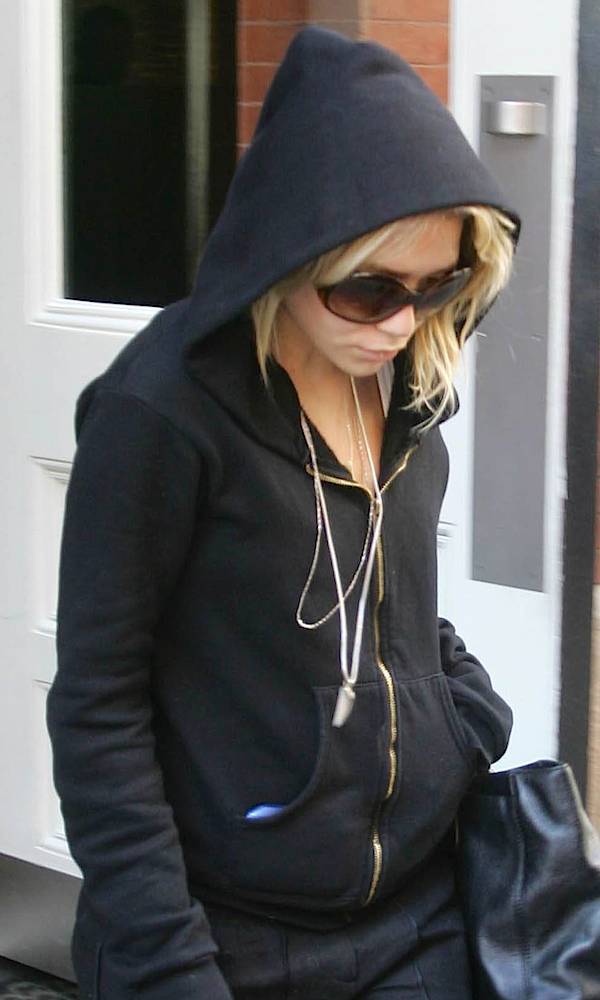 Olsens-Anonymous-Blog-Style-Fashion-Get-The-Look-9-Ways-To-Wear-A-Hoodie-Like-Mary-Kate-And-Ashley-Olsen-Ash-Covered-Up-Black-Hoodie