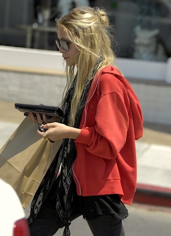 Olsens-Anonymous-Blog-Style-Fashion-Get-The-Look-9-Ways-To-Wear-A-Hoodie-Like-Mary-Kate-And-Ashley-Olsen-Mk-Red-Hoodie-Skull-Scarf